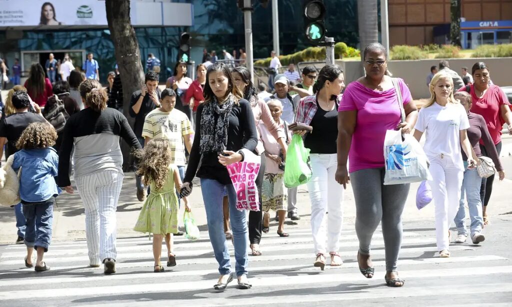 População brasileira cresce 4,68% em um ano e chega a 212,5 milhões, aponta IBGE