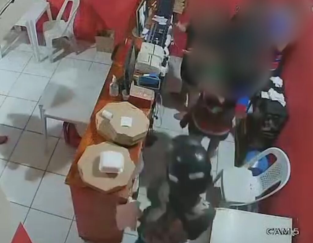 Dupla de assaltantes invade pizzaria em Fortaleza e rouba clientes e funcionários