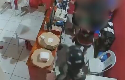 Dupla de assaltantes invade pizzaria em Fortaleza e rouba clientes e funcionários