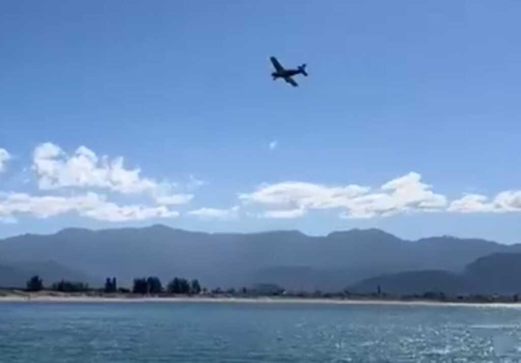 Avião de pequeno porte faz pouso de emergência em praia de Santa Catarina