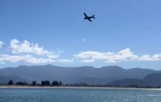 Avião de pequeno porte faz pouso de emergência em praia de Santa Catarina