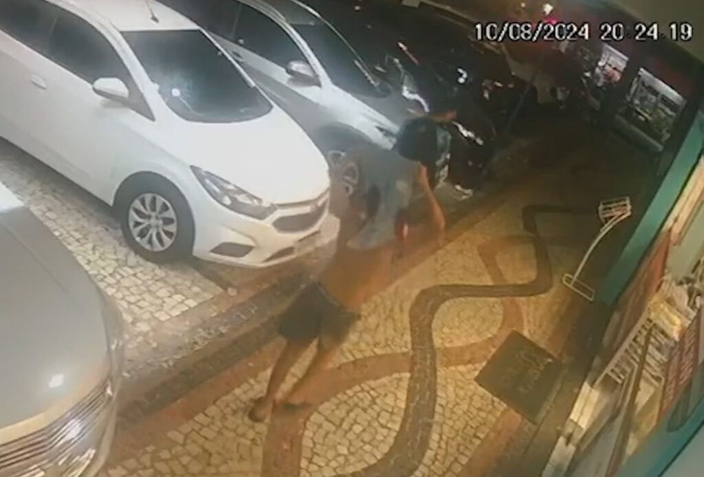 Assaltantes abordam manobrista e roubam carro em frente a farmácia em Fortaleza