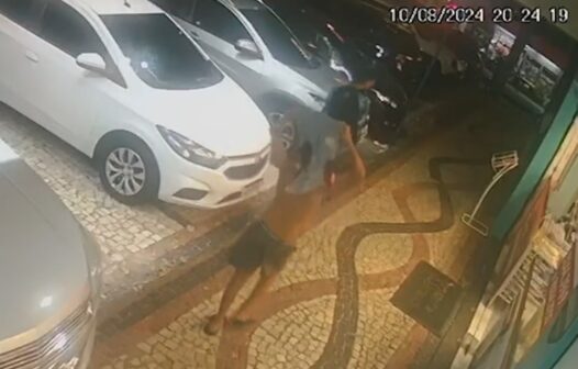 Assaltantes abordam manobrista e roubam carro em frente a farmácia em Fortaleza