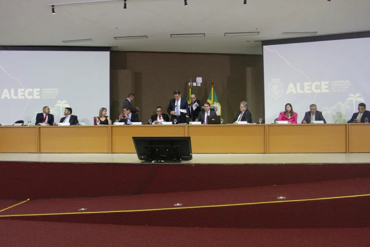 Bíblias nas escolas: Alece aprova urgência para projeto sobre ensino religioso e inclui emenda para diversas religiões