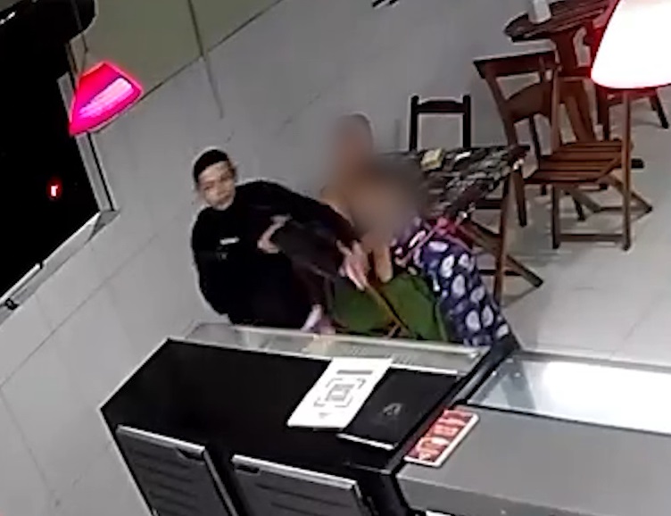 Pizzaria é assaltada pela sétima vez em Fortaleza; dupla de suspeitos é flagrada em vídeo