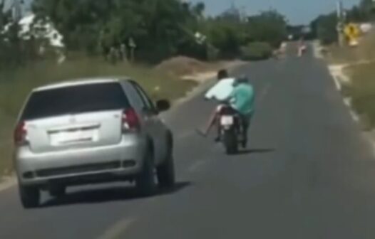 Motociclista é visto trafegando em zigue-zague em estrada no interior do Ceará