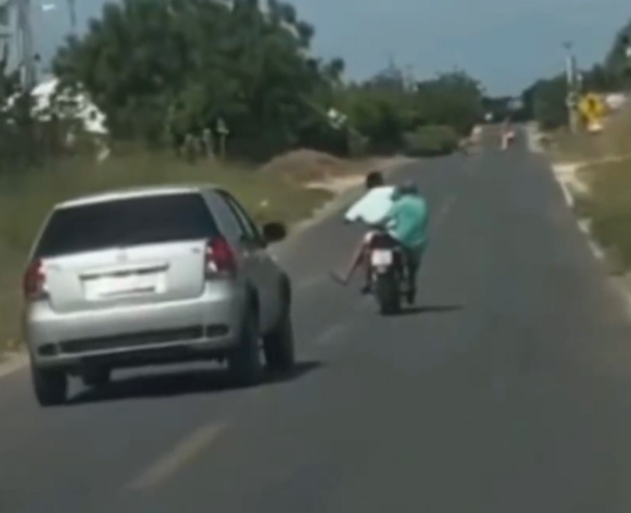 Motociclista é visto trafegando em zigue-zague em estrada no interior do Ceará