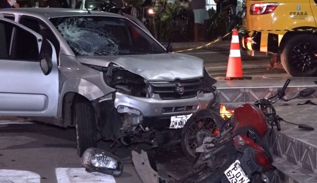 Trio rouba carro de motorista por aplicativo e atropela motociclista ao fugir da polícia