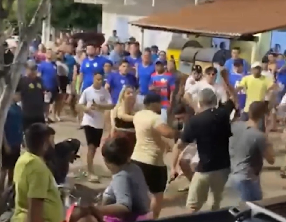 Militantes brigam na rua em Forquilha, interior do Ceará, antes do início oficial da campanha