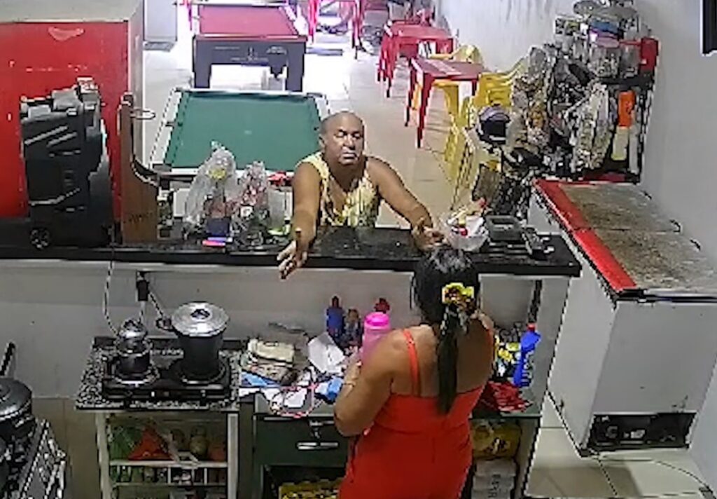 Homem embriagado tenta atear fogo em bar após proprietária negar bebida a ele