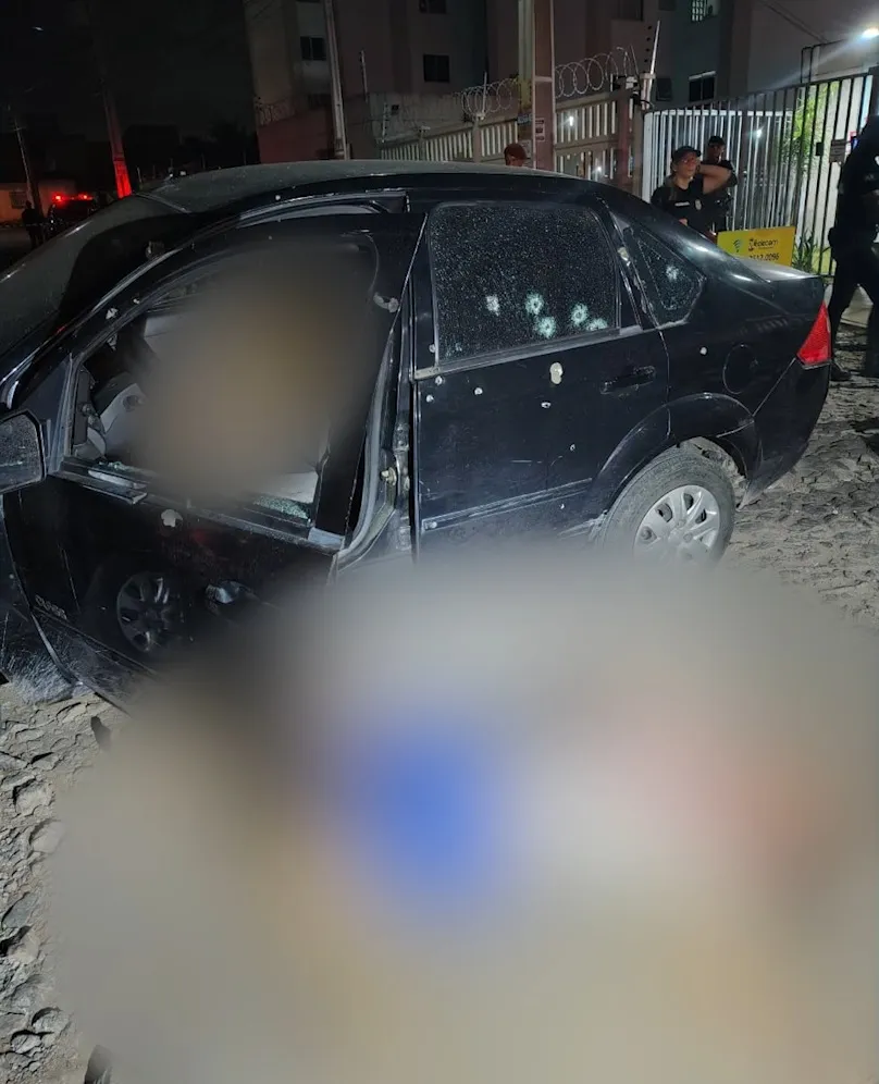 Casal é morto com ao menos 50 tiros ao sair de carro e ser abordado por 10 bandidos