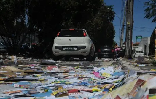 MP aciona Justiça contra 37 candidatos no Ceará por espalhar santinhos na rua no dia da eleição