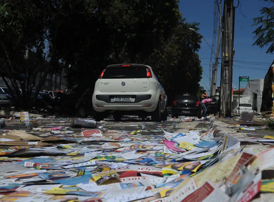 MP aciona Justiça contra 37 candidatos no Ceará por espalhar santinhos na rua no dia da eleição