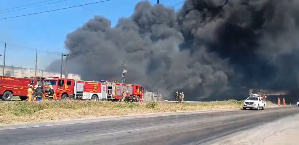 Incêndio atinge fábrica de colchões em Maracanaú, na Região Metropolitana de Fortaleza