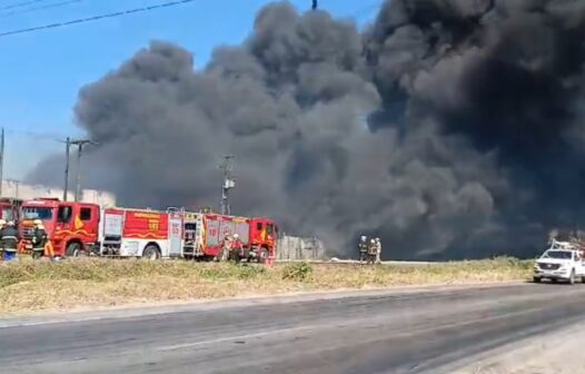 Incêndio atinge fábrica de colchões em Maracanaú, na Região Metropolitana de Fortaleza