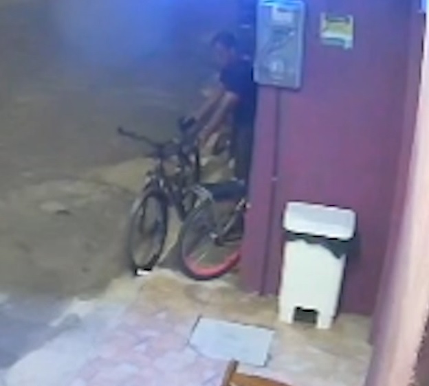 Homem furta bicicleta de entregador em Fortaleza; vítima agora está sem trabalhar