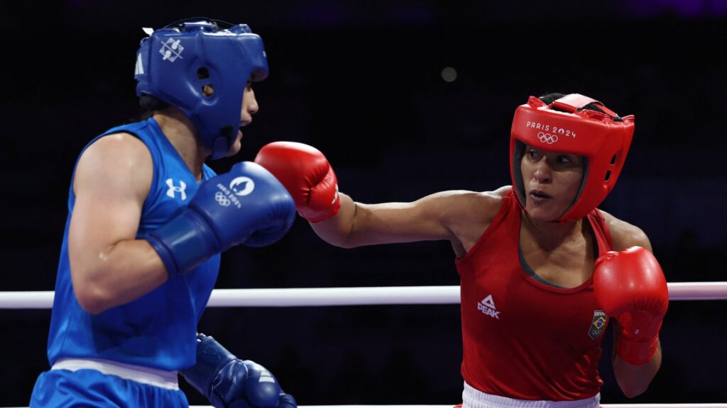 Carol Naka e Bárbara Santos perdem e se despedem no boxe em luta de estreia na Olimpíada