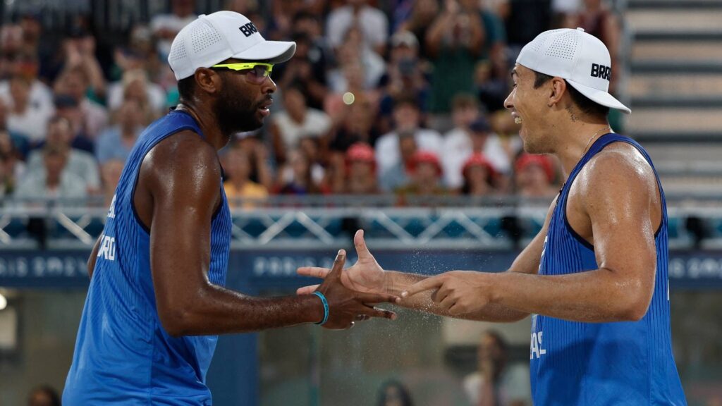 Evandro desequilibra, Brasil vence checos, e garante 1º lugar do Grupo E no vôlei de praia