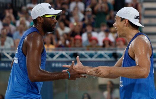 Evandro desequilibra, Brasil vence checos, e garante 1º lugar do Grupo E no vôlei de praia