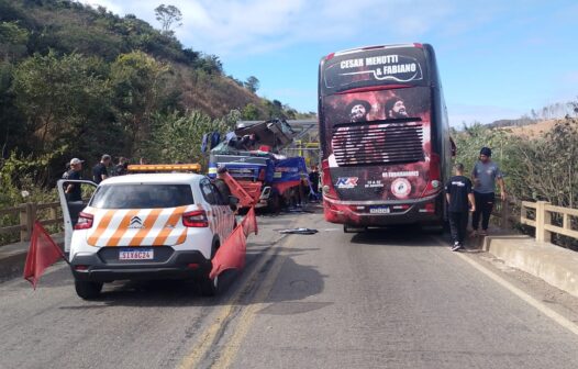 Ônibus da dupla César Menotti e Fabiano se envolve em acidente