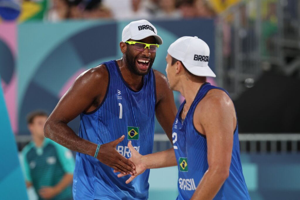 Brasil nas quartas de final: Evandro e Arthur batem dupla da Holanda no vôlei de praia