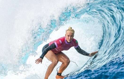 Tatiana Weston-Webb x Brisa Hennessy: assista ao vivo à semifinal do surfe hoje (05/08)