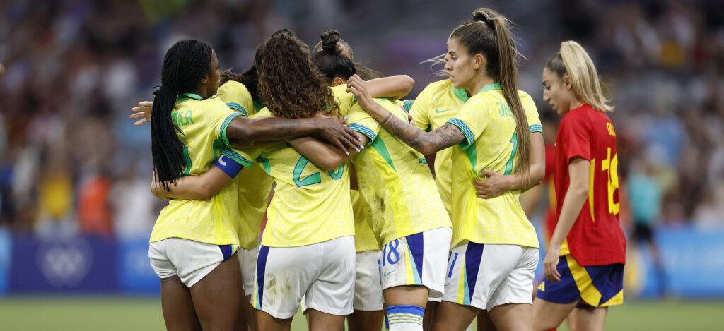 Brasil não sente falta de Marta, põe Espanha ‘na roda’ e vai à final no futebol