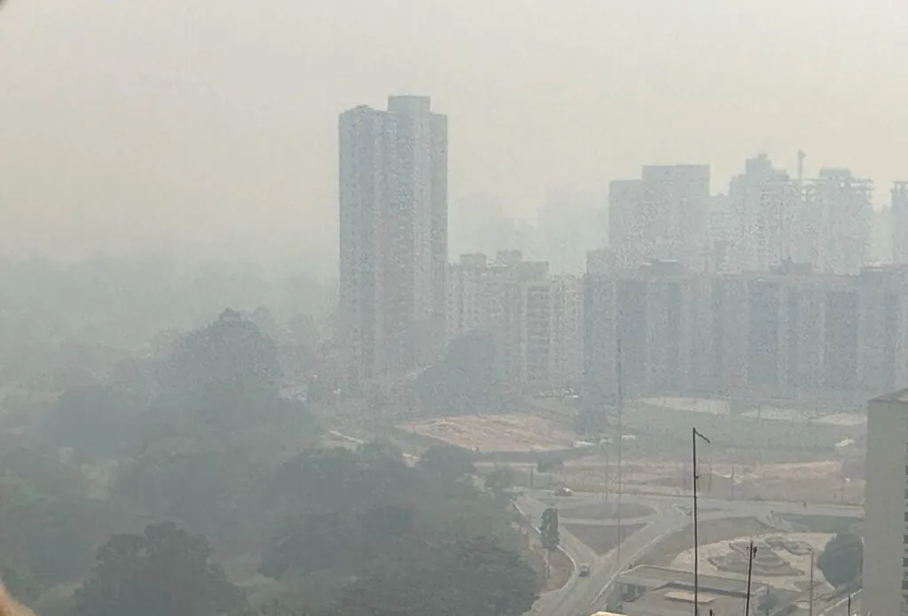 Céu de Brasília amanhece tomado por fumaça neste domingo (25)