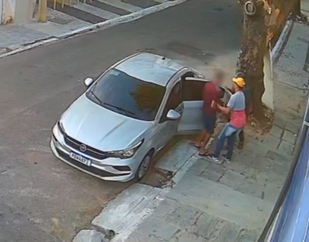 Motorista de aplicativo é assaltado no carro e quase é sequestrado em Fortaleza