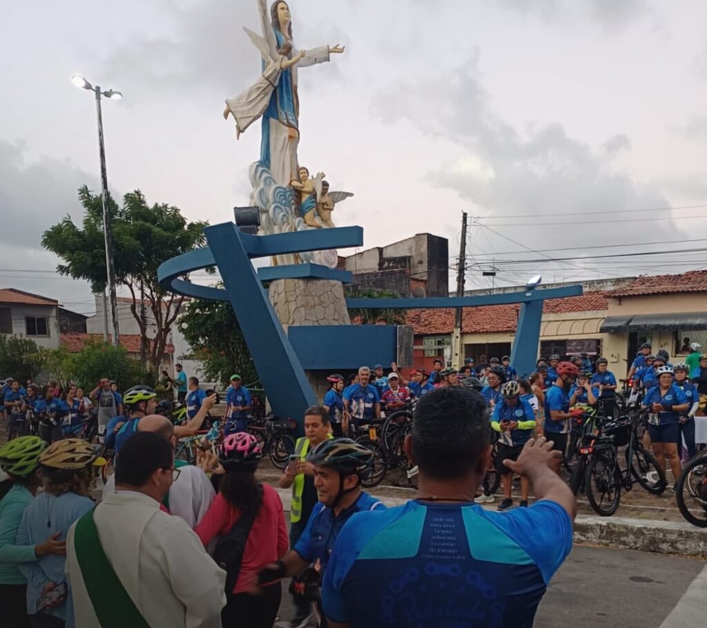 Pedalada com Maria reúne ciclistas em percurso de 27 quilômetros em Fortaleza