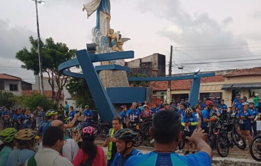 Pedalada com Maria reúne ciclistas em percurso de 27 quilômetros em Fortaleza