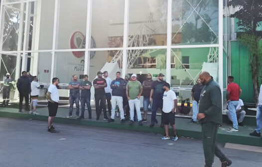 Torcedores do Palmeiras invadem CT do clube para cobrar elenco após derrota para o Flamengo