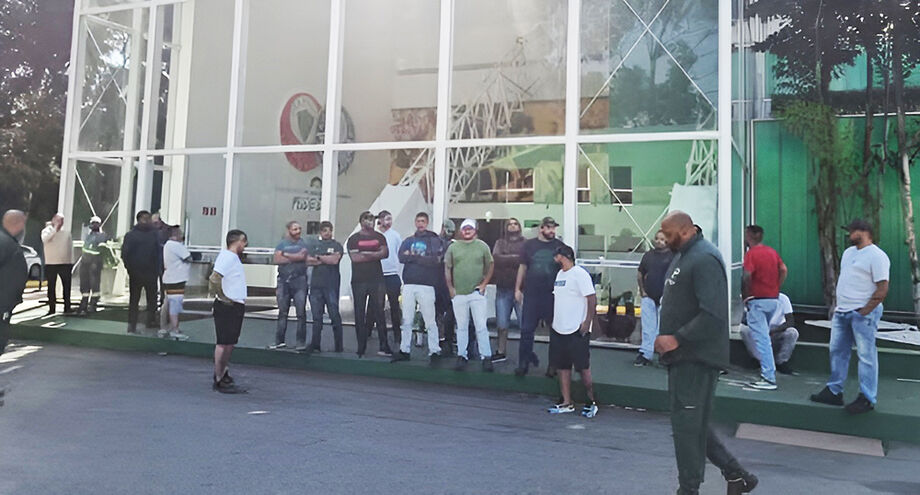 Torcedores do Palmeiras invadem CT do clube para cobrar elenco após derrota para o Flamengo