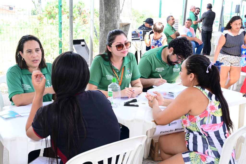 Projeto Acolher traz serviços à população na Praia do Futuro, em Fortaleza