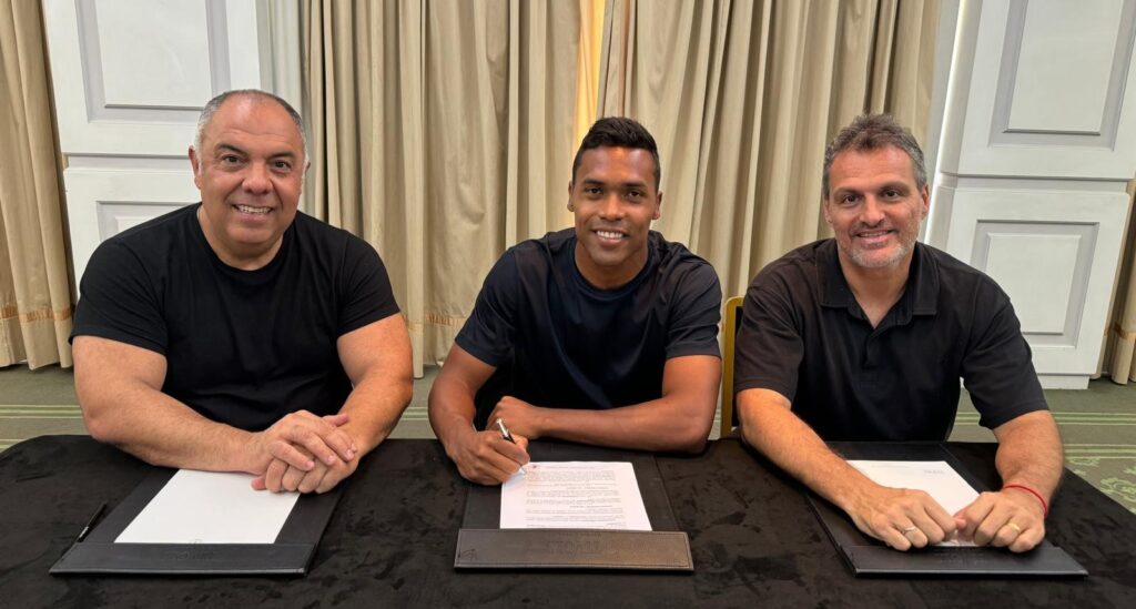 Flamengo oficializa a contratação do lateral-esquerdo Alex Sandro