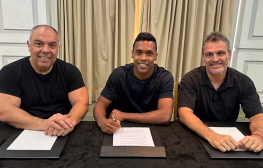 Flamengo oficializa a contratação do lateral-esquerdo Alex Sandro