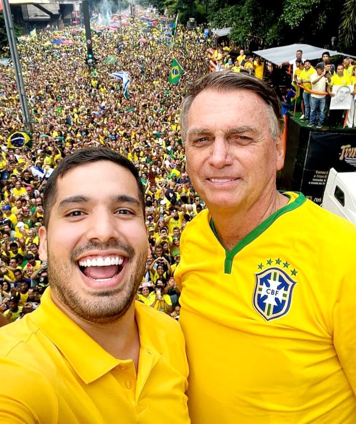 André Fernandes deve usar a imagem de Bolsonaro na hora certa da campanha; "motociata na reta final", garante especialista