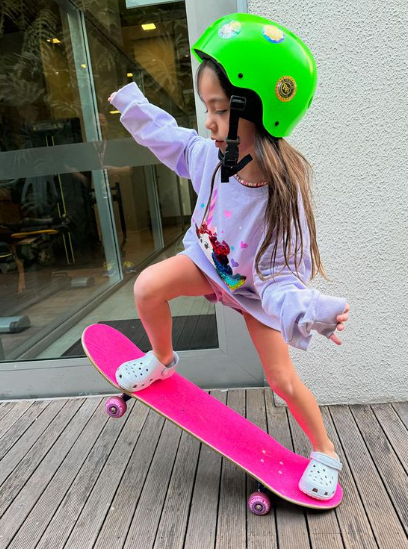 Sabrina Sato mostra manobra de skate da filha de 5 anos: ‘Nossa futura fadinha’