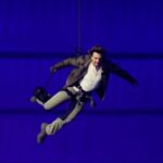 Tom Cruise rouba a cena com salto na cerimônia de encerramento das Olimpíadas de Paris