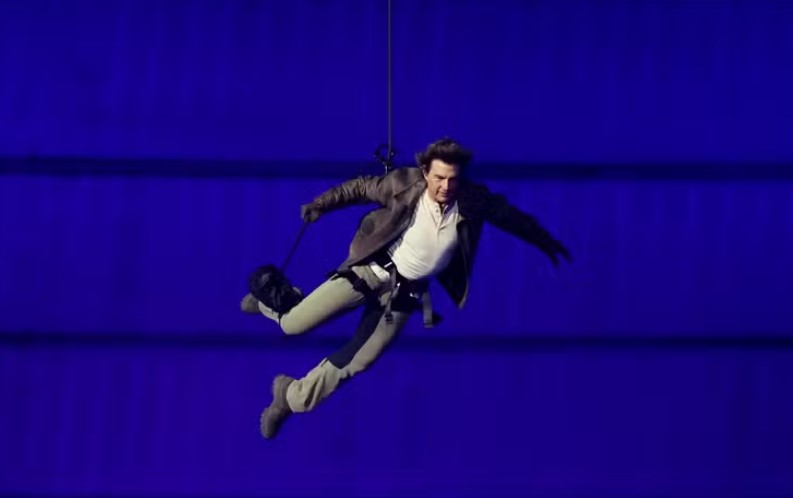 Tom Cruise rouba a cena com salto na cerimônia de encerramento das Olimpíadas de Paris