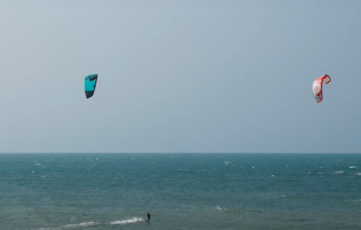 Escola Náutica da Barra do Ceará oferece cursos de barco à vela, kitesurf e wing foil