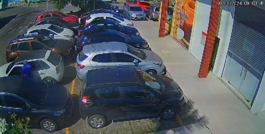 Carro é furtado no bairro Vila União, em Fortaleza, em menos de uma hora após estacionamento