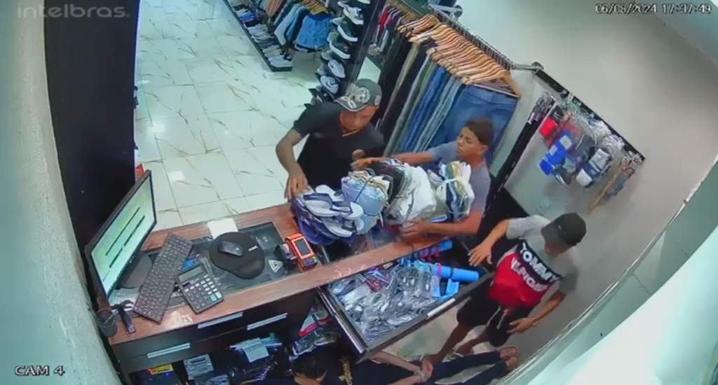 Adolescentes assaltam loja de roupas na Granja Lisboa, em Fortaleza; vídeo