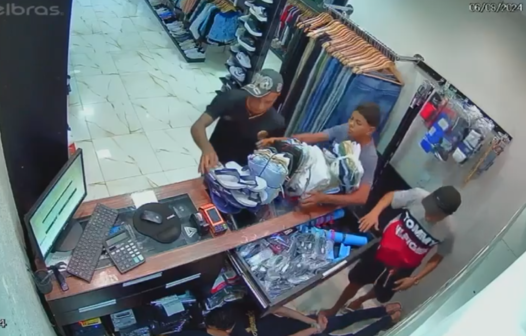 Adolescentes assaltam loja de roupas na Granja Lisboa, em Fortaleza; vídeo