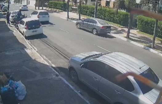 Motocicleta estacionada é furtada em plena luz do dia em avenida de Fortaleza