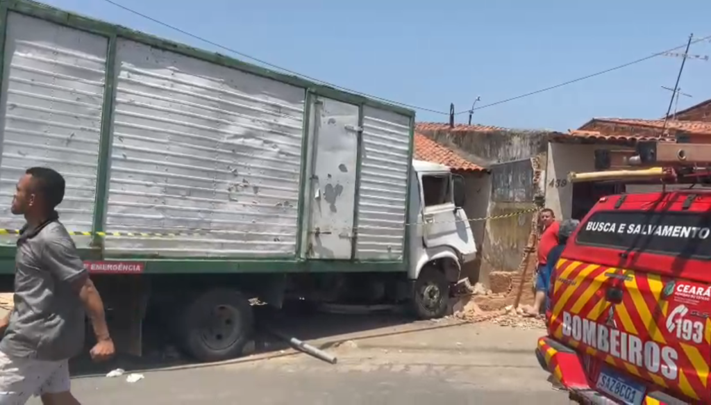 Motorista morre após ser atropelado pelo próprio caminhão em Fortaleza