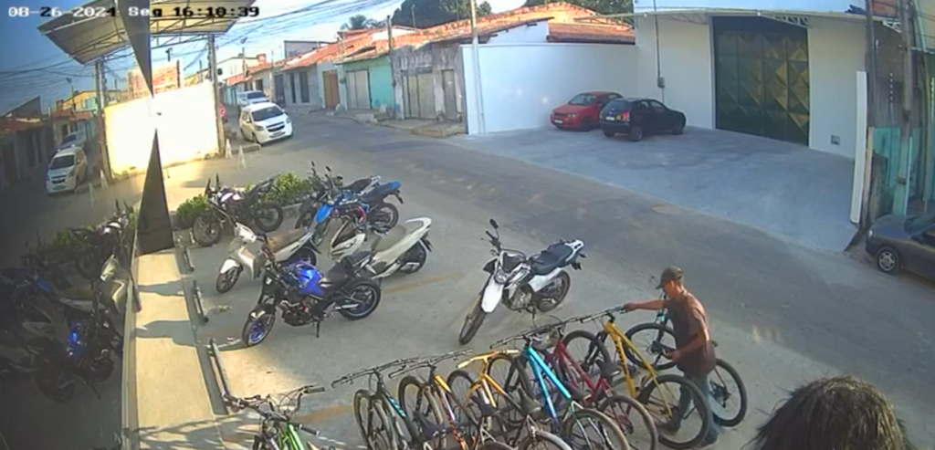 Câmeras de vigilância flagram furto de bicicleta em frente a academia, em Maracanaú