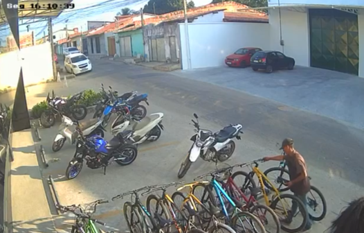 Câmeras de vigilância flagram furto de bicicleta em frente a academia, em Maracanaú