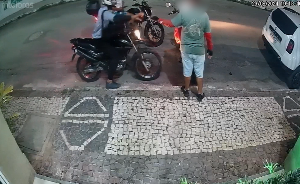 Entregador é assaltado por dois homens enquanto trabalhava, em Fortaleza