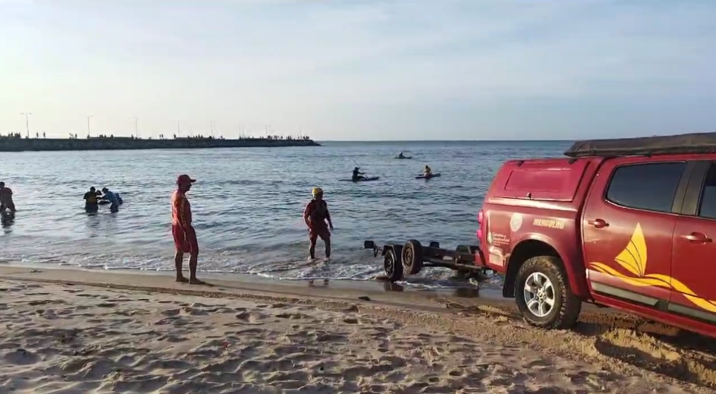 Adolescente desaparece no mar em Praia de Fortaleza após nadar sem colete; instrutor de caiaque foi preso